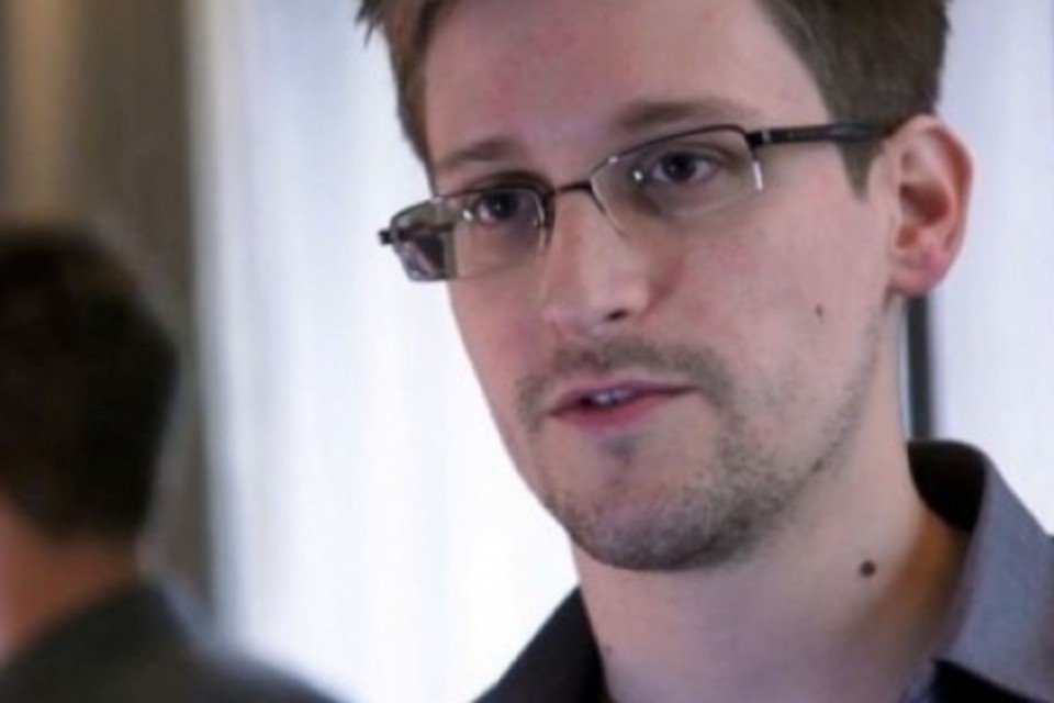 Pai de Edward Snowden o aconselha a ficar na Rússia