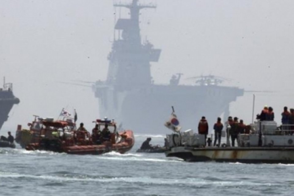 Mergulhadores trabalham contra o relógio em resgate de navio