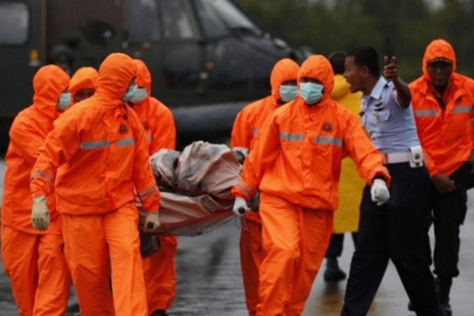 Indonésia encontra quinta possível parte do avião da AirAsia