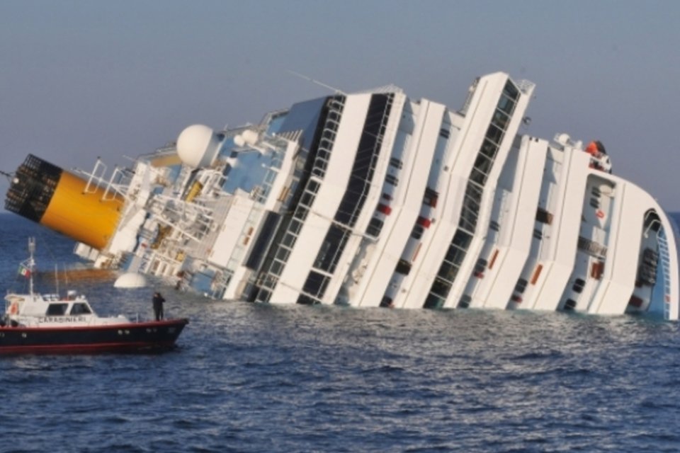 Começam as operações de mudança do navio Costa Concordia