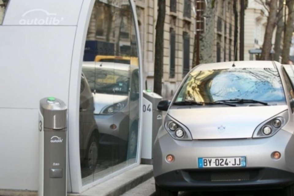 Poluição de Paris serve de vitrine para veículos elétricos e públicos