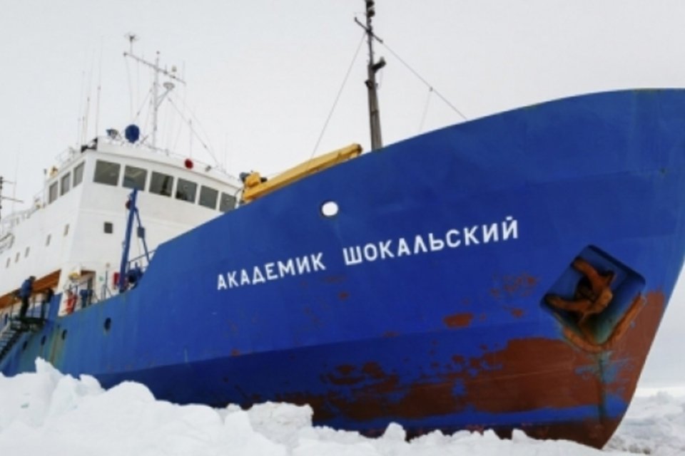 Mau tempo impede nova tentativa de resgate de cientistas presos na Antártida