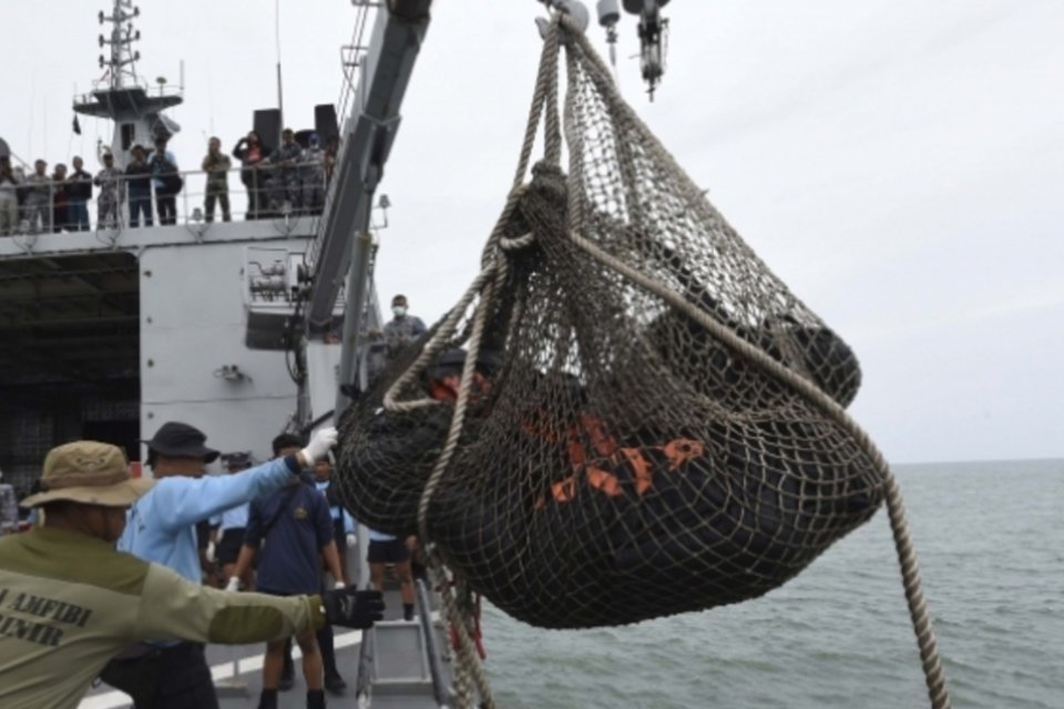 Indonésia investiga AirAsia; grandes objetos são encontrados no mar