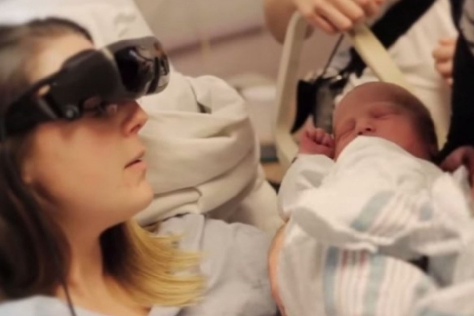 Vídeo que mostra mãe cega vendo bebê pela primeira vez se torna viral