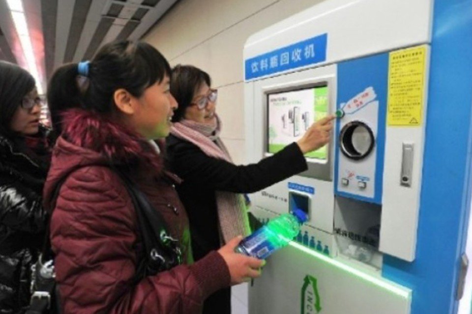 Na China, população troca garrafas PET por passe livre no metrô