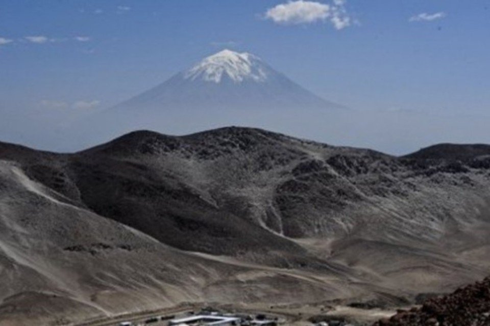 Avião da Nasa faz controle de vulcões no Peru