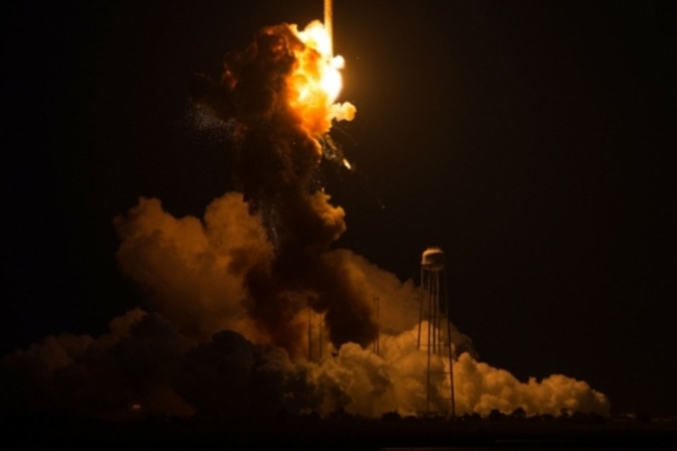 Explosão de foguete Antares expõe riscos de voos contratados pela Nasa
