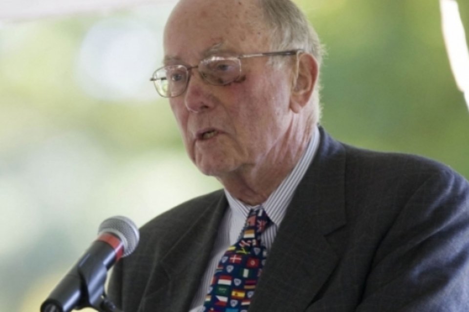 Ganhador do Prêmio Nobel pela invenção do laser morre aos 99 anos