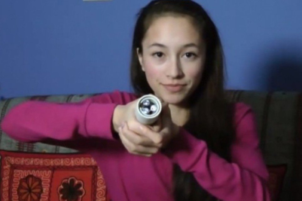 Canadense de 15 anos cria lanterna que funciona com o calor da mão