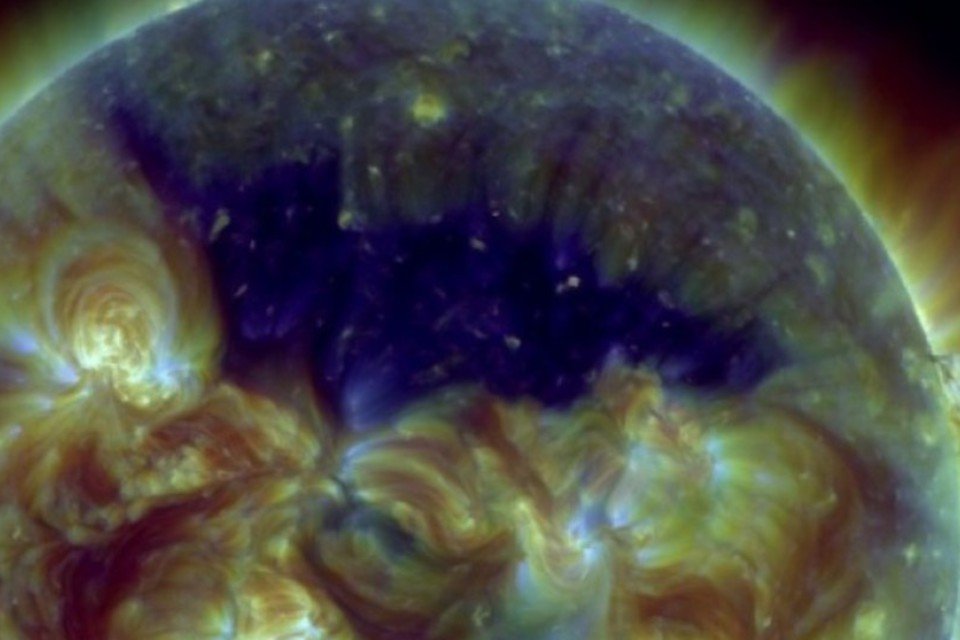 Nasa fotografa buraco na superfície do Sol