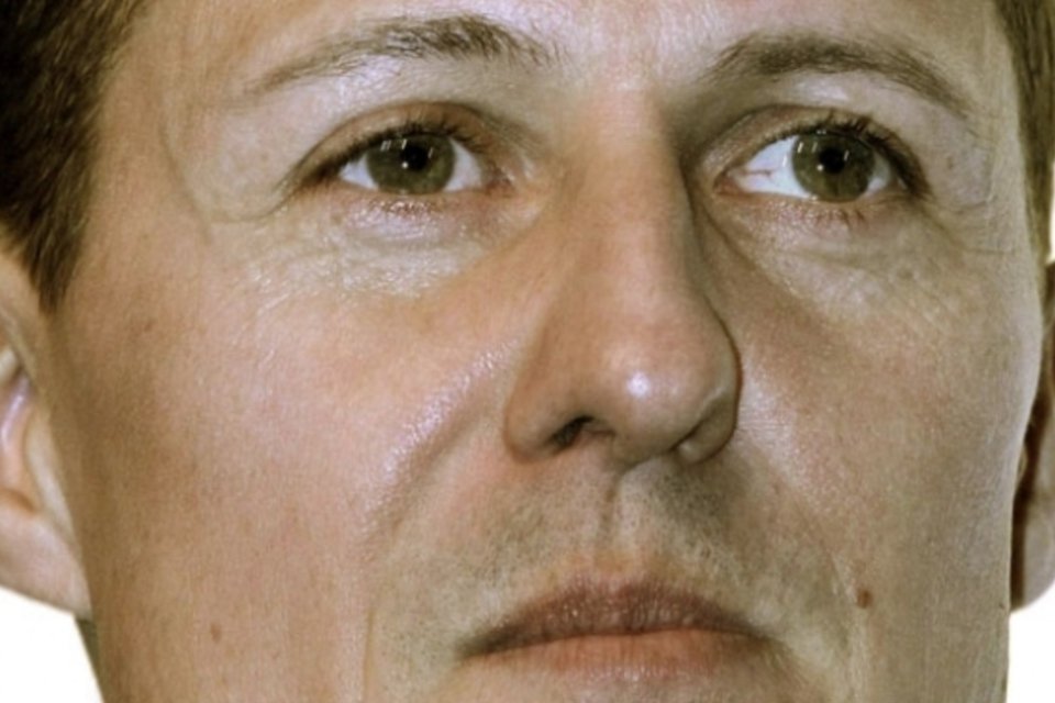 Capacete de Schumacher rachou devido à violência de impacto com rocha