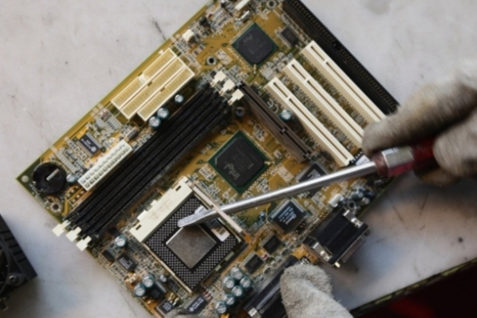 Faturamento da indústria eletroeletrônica no país deve cair 3% em 2014, diz associação