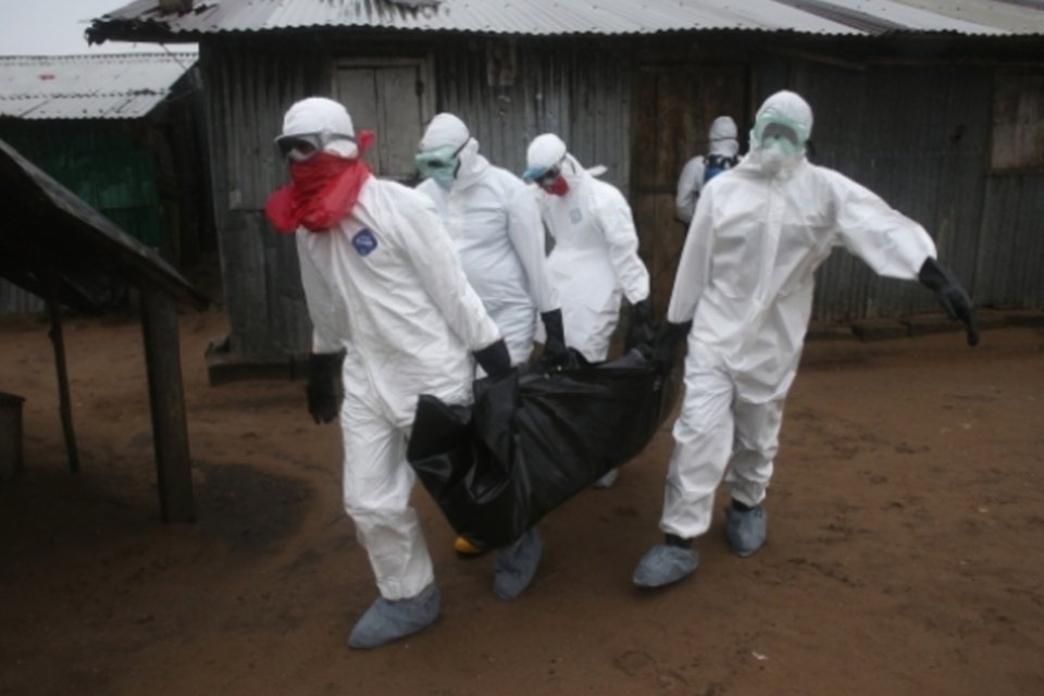 Número de infectados pelo ebola chega 5.800, com 2.800 mortos