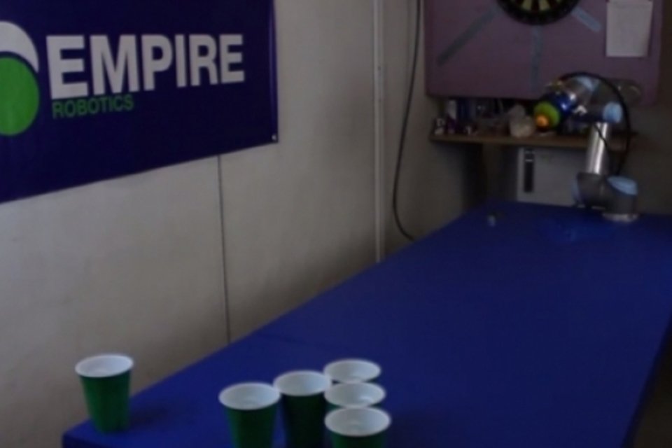 Empresa americana programa robô para jogar "beer pong"