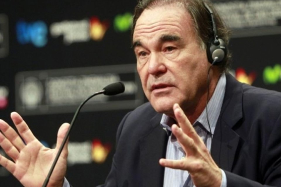Oliver Stone levará ao cinema a história de Edward Snowden