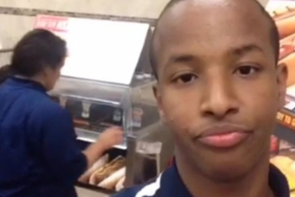 Garoto negro mostra racismo na rede social Vine