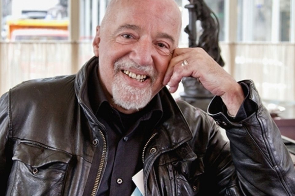 Paulo Coelho quer publicar filme A Entrevista no próprio blog
