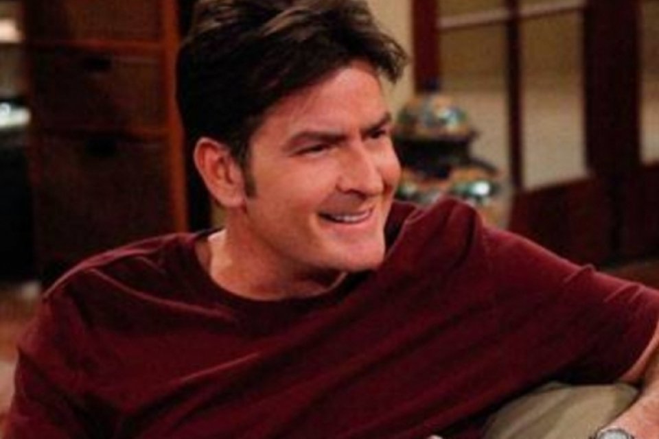 Ashton Kutcher indica volta de Charlie Sheen em último episódio de 'Two and a Half Men'
