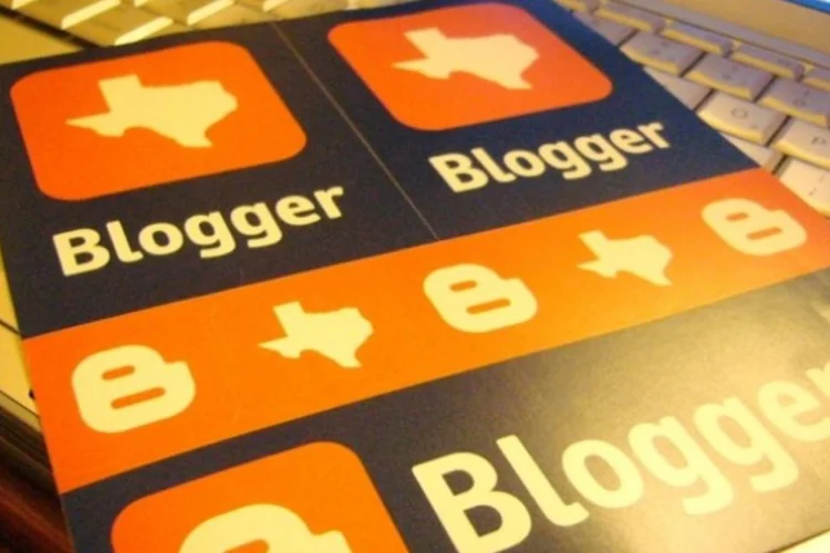Blogger (Flickr.com/yhassy)