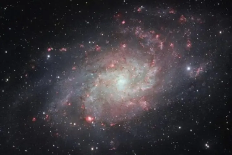 Galáxia intacta: resultados da pesquisa mostraram que a galáxia NGC 1277 só possui os aglomerados globulares vermelhos que se formaram com ela em seu nascimento e, desde então, tem se mantido inalterada (EFE/EFE)