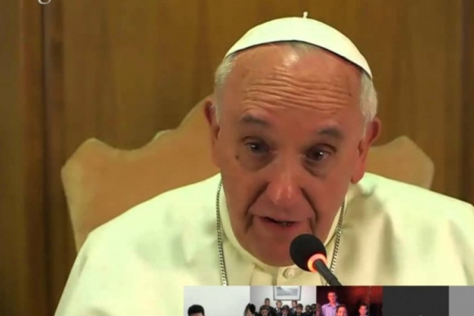 Durante Hangout, papa Francisco diz que não sabe mexer em computadores
