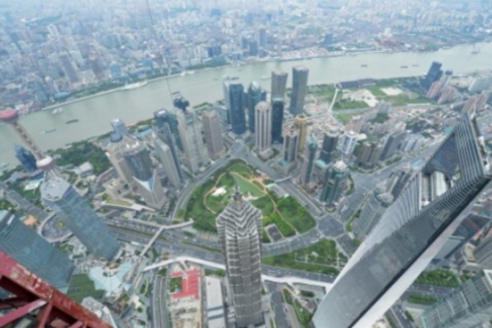 Chineses escalam 2º maior arranha-céu do mundo