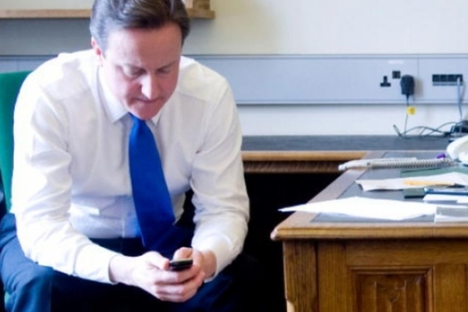 Cameron diz que seguia prostitutas no Twitter acidentalmente