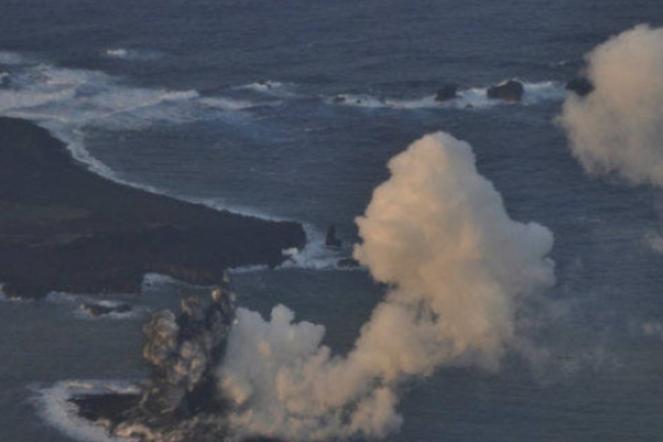 Atividade vulcânica forma pequena ilha ao sul do Japão