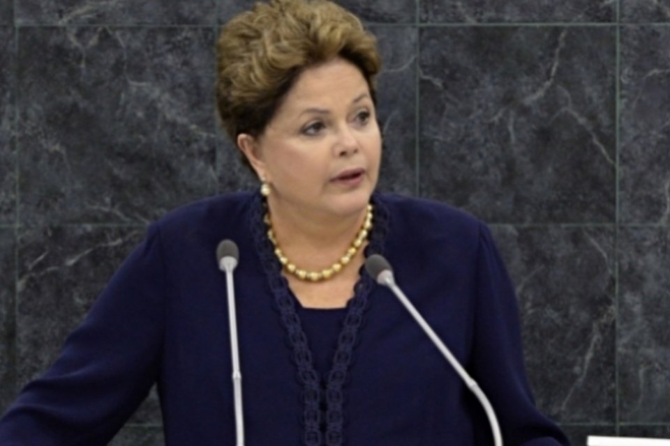 No Twitter, Dilma diz que sociedade é sexista e preconceituosa