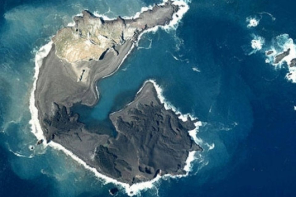 Ilha japonesa surgida de erupção cresce e se une a outra