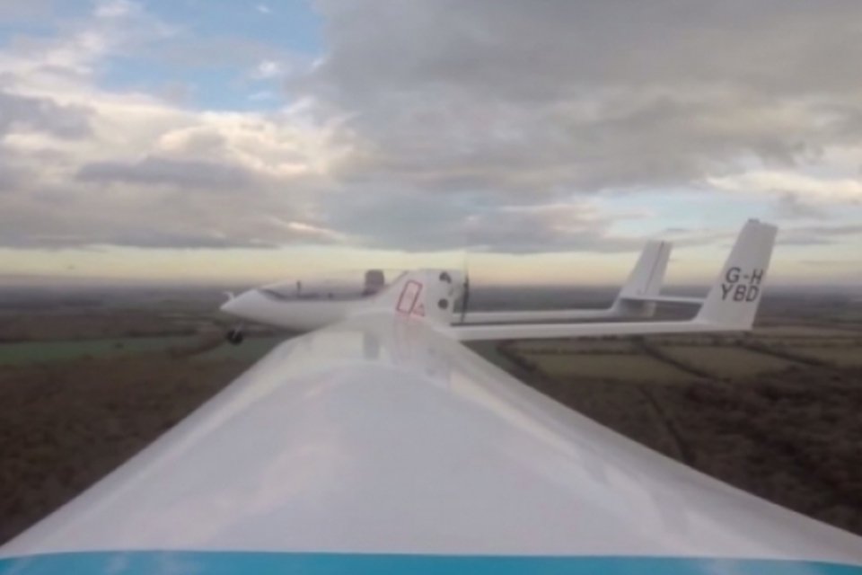 Pesquisadores testam primeiro avião elétrico que recarrega bateria durante voo