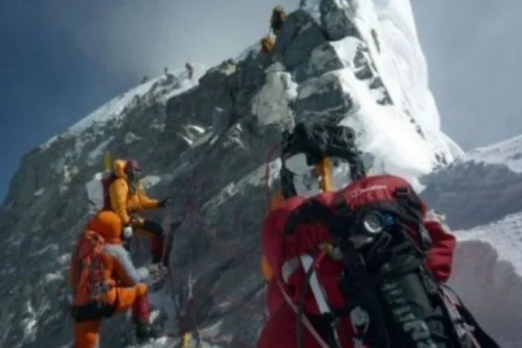 Everest (afp.com / Pemba Dorje Sherpa)
