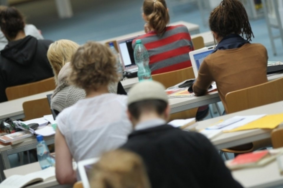 Proporção de negros na universidade dobra, mas não supera brancos