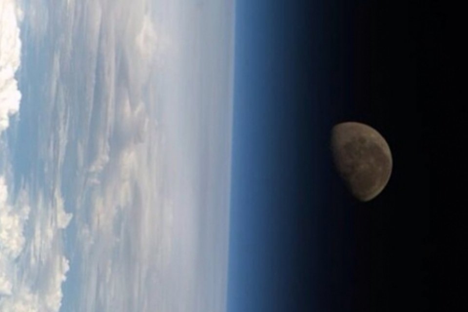 Astronauta fotografa Lua ao lado da atmosfera da Terra
