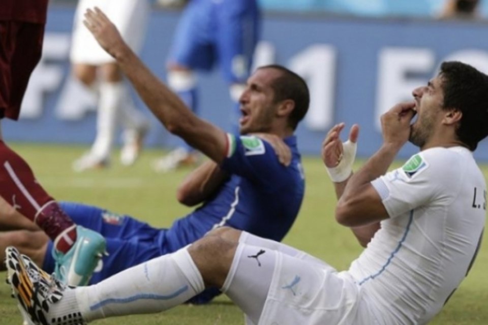 Pelo Twitter, Suárez se desculpa por mordida e ganha perdão de Giorgio Chiellini
