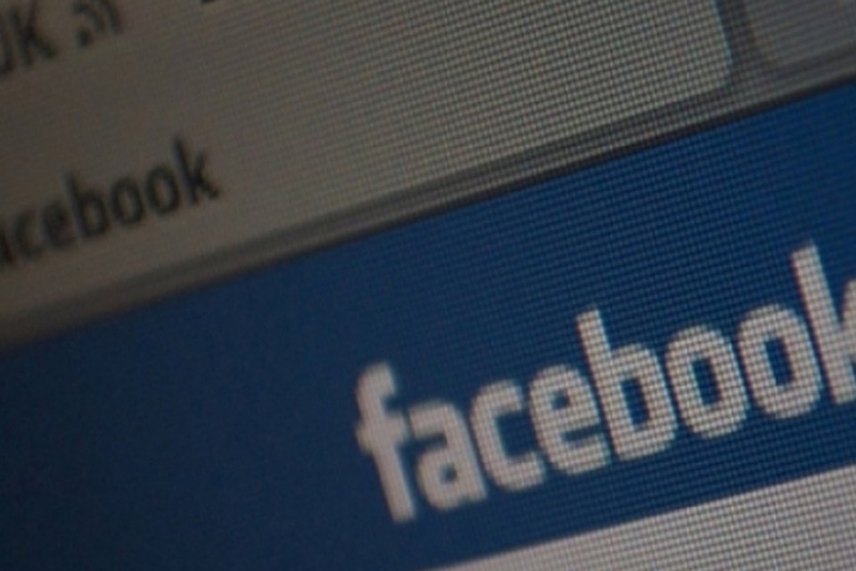 Facebook cumpre decisão judicial e apaga mensagens ofensivas