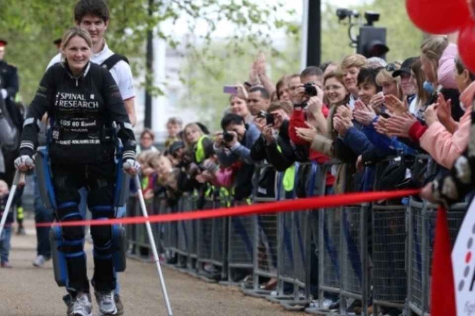 Dois anos antes da Copa, britânica percorreu maratona com exoesqueleto biônico