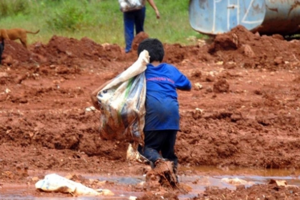 Brasília fechará lixão que sustenta 2 mil