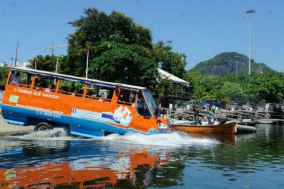 Ônibus anfíbio recebe passageiros no Rio a partir de hoje