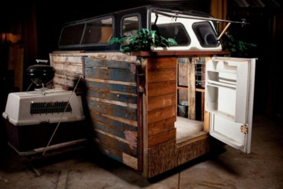 Artista transforma lixo em casas móveis para moradores de rua