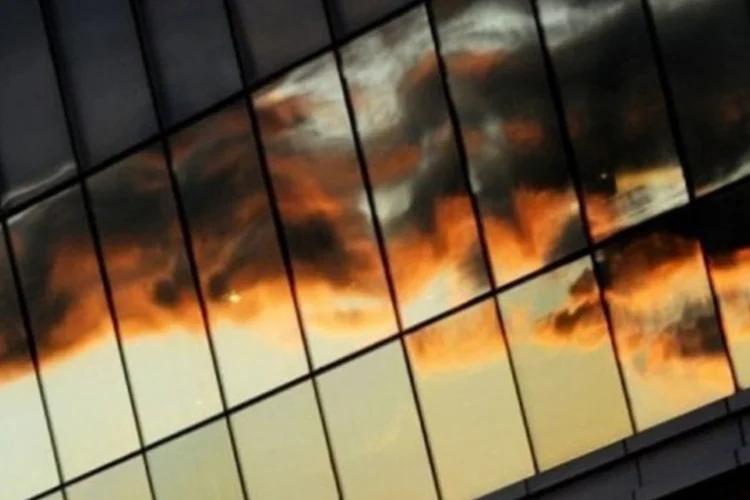 Cientistas anunciaram nesta quarta-feira a criação de uma janela capaz de regular a quantidade de luz e calor que entra em um edifício quando ativada eletricamente. (AFP)