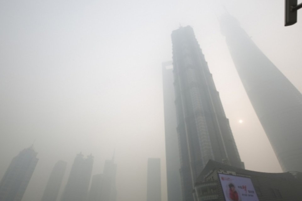 Poluição cancela voos e fecha estradas na China