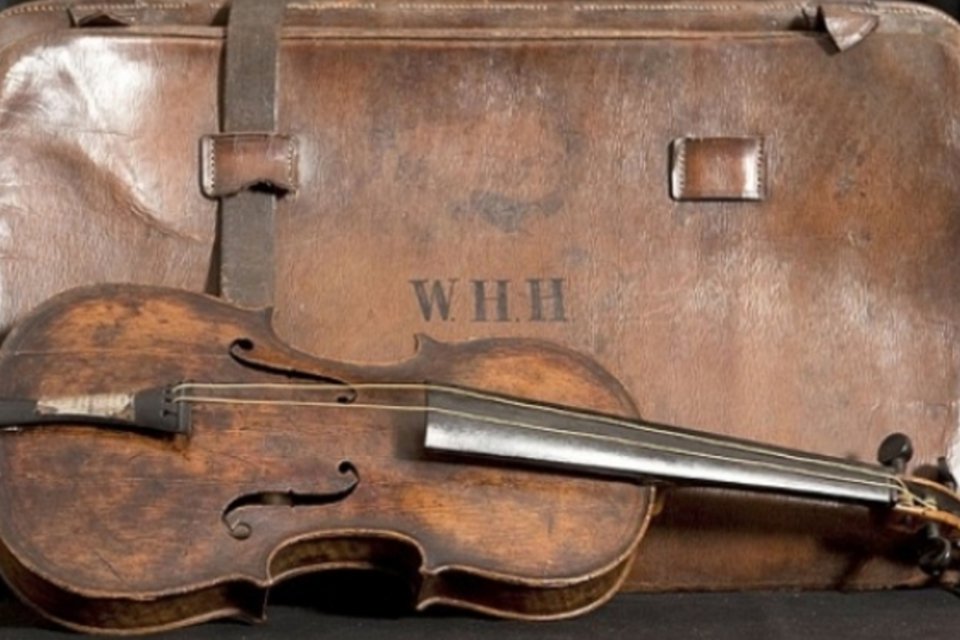 Violino que tocava no naufrágio do Titanic é leiloado por US$ 1,5 mi
