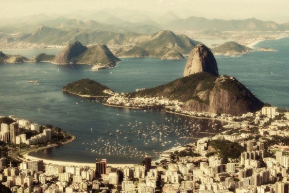 Falta de saneamento básico agrava poluição na Baía de Guanabara
