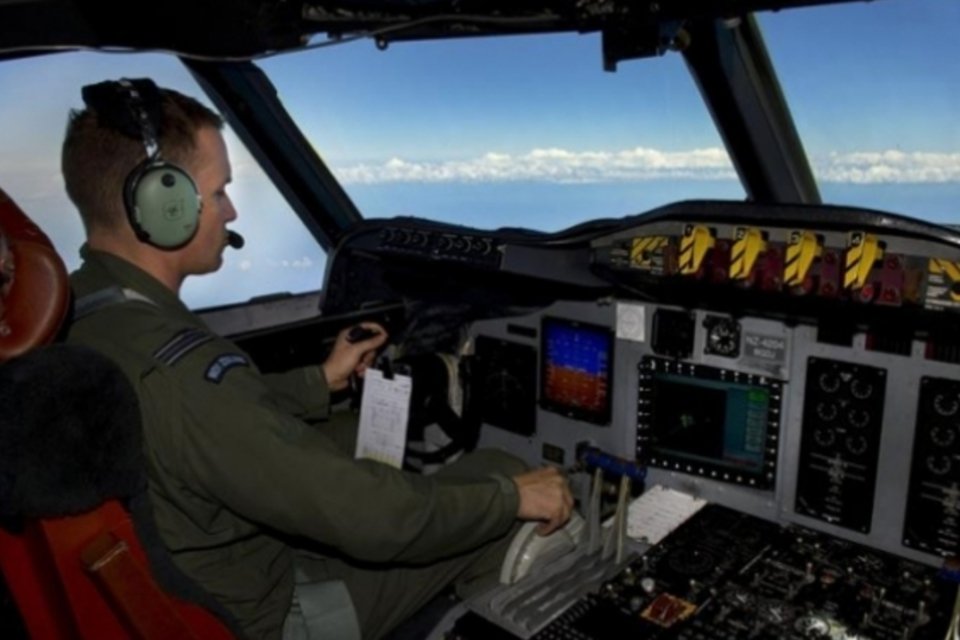 Busca de avião malaio segue 'novas pistas confiáveis' no Índico
