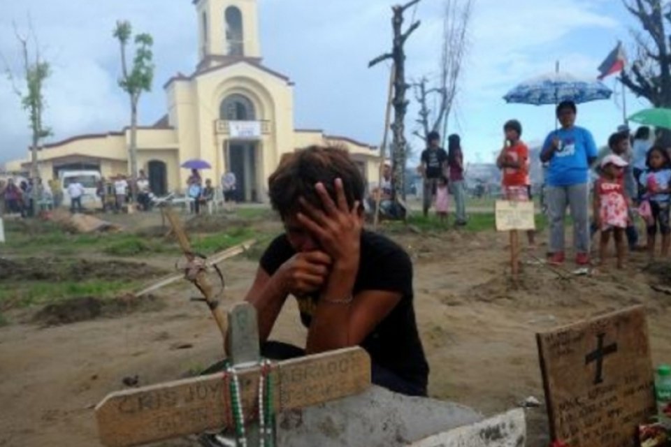 Resgate ainda encontra cerca de 10 mortos por dia por tufão Haiyan