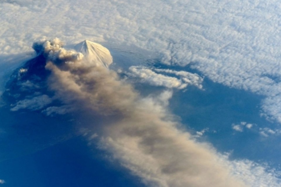 Vulcão intensifica erupção no Alasca e põe região em alerta vermelho