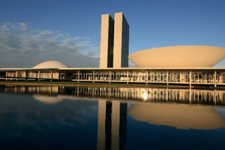 Evangélicos no Congresso: Como as igrejas evangélicas escolhem seus políticos? Qual o segredo da força da bancada para barrar os avanços sociais e garantir privilégios como a isenção fiscal e a concessão de rádios e TV? (Wikimedia Commons)