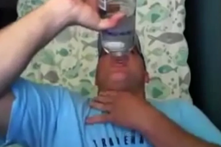 Neknomination (Reprodução)