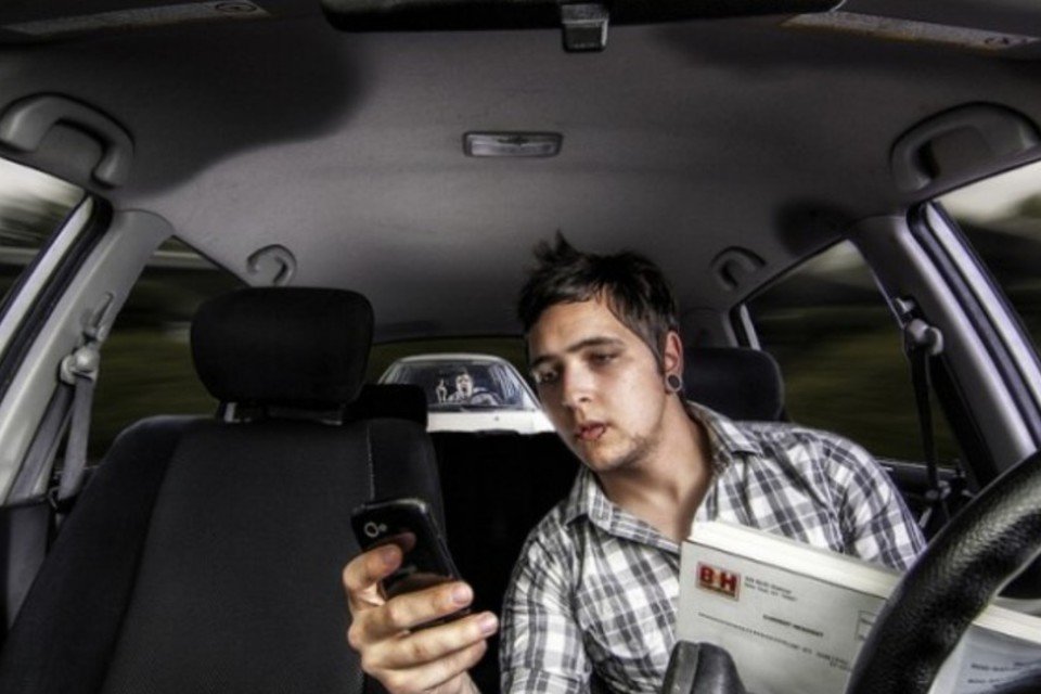 Falar ao celular na direção não provoca acidentes, sugere estudo